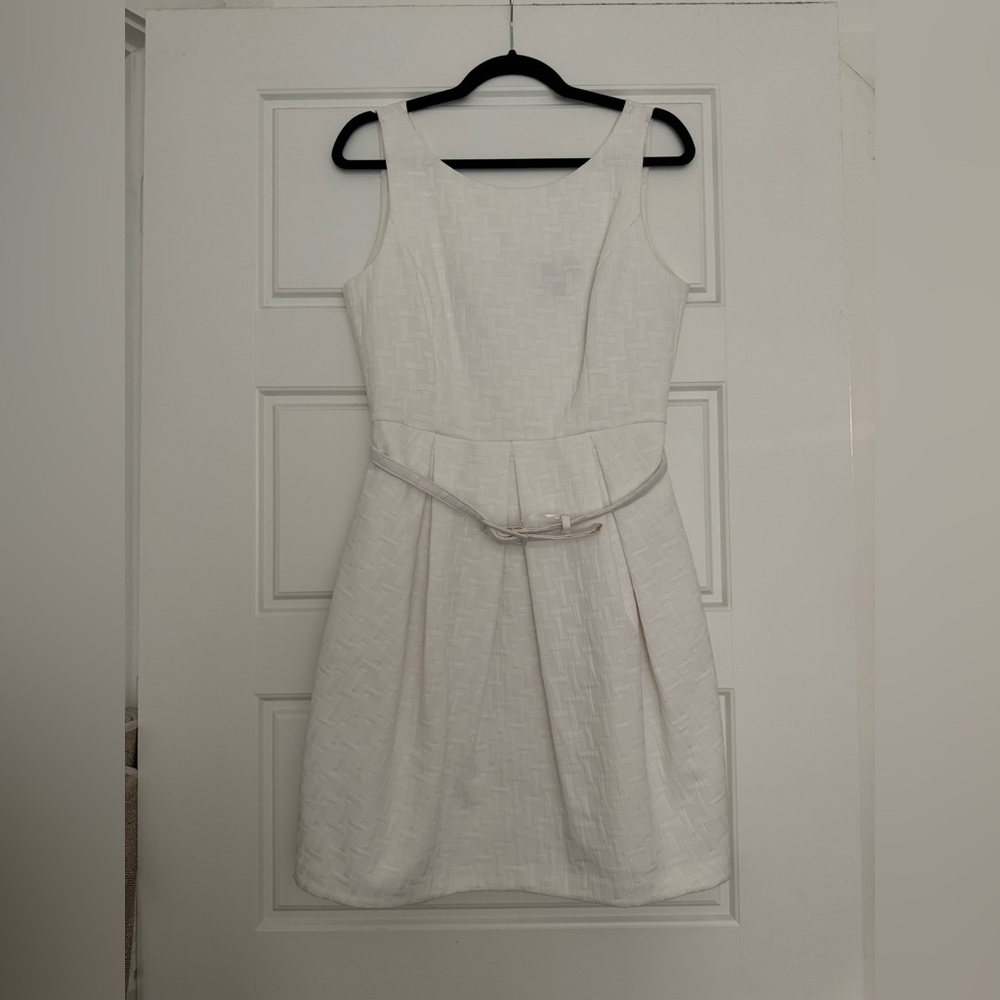 Elegant White Sleeveless Dress